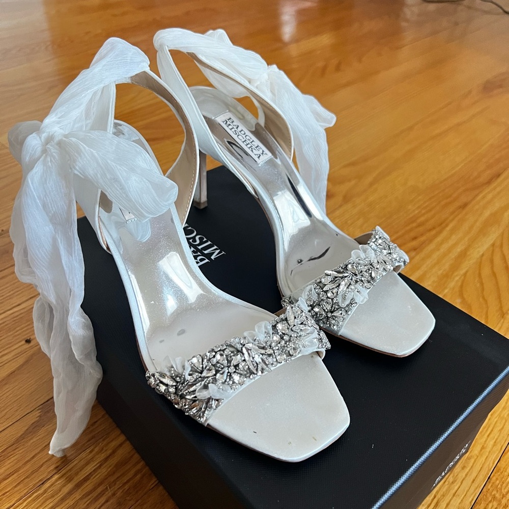 Badgley Mischka Wrap Around Ivory Heels